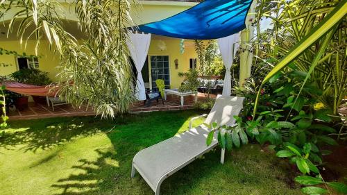 Un jardín fuera de Down By The Sea, the beachfront Apartment