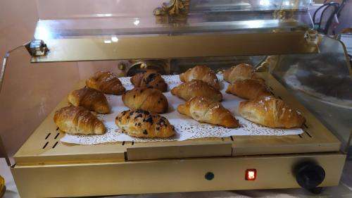 Hotel Antico Moro في Zelarino: مجموعة من الكرواسون موضوعة في الفرن