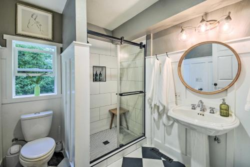 bagno con servizi igienici, lavandino e specchio di 100-Year-Old Farmhouse with Hot Tub on 5 Acres! a Lakebay