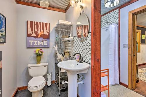 een badkamer met een toilet en een wastafel bij Pet-Friendly Outdoor Paradise with Grill, Decks 