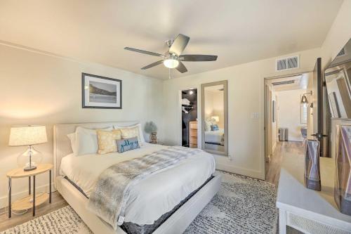 1 dormitorio con 1 cama y ventilador de techo en Chic Scottsdale Condo about 1 Mi to Old Town!, en Scottsdale