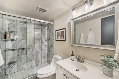 y baño con ducha, aseo y lavamanos. en Chic Scottsdale Condo about 1 Mi to Old Town!, en Scottsdale