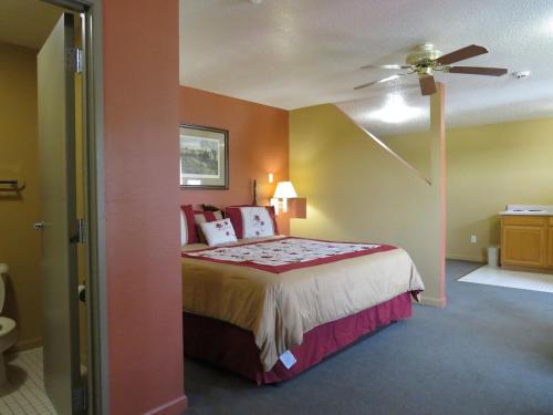 1 dormitorio con 1 cama y ventilador de techo en FIRST WESTERN INN, en Caseyville