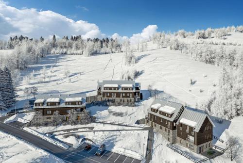 eine Luftansicht eines Resorts im Schnee in der Unterkunft Apartmán HYGGE Bratrouchov in Jablonec nad Jizerou