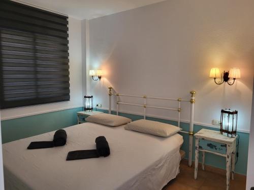 een slaapkamer met een bed met twee slippers erop bij Relax Holiday in Corralejo