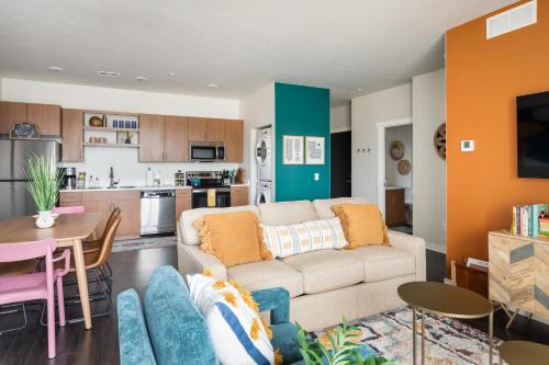 uma sala de estar com um sofá e uma mesa em NEW HAPPY TRAIL 2BR CONDO CLOSE TO DOWNTOWN em Traverse City