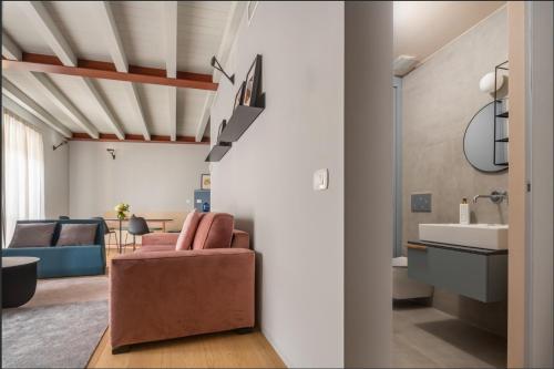 salon z krzesłem i umywalką w obiekcie Heart Milan Apartments Porta Romana w Mediolanie