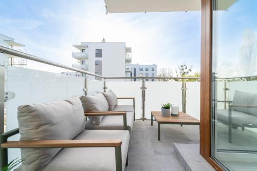 Balkoni atau teres di Belle View - 3pok, nawet 5 łóżek, piękny widok na rzekę, TV55" z Netflix i Max, parking, winda