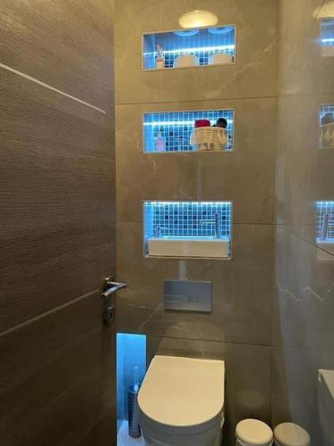 une salle de bain avec des toilettes blanches et une douche dans l'établissement Charming AC 2-bedroom apartment Antibes city center family, couples friendly, à Antibes