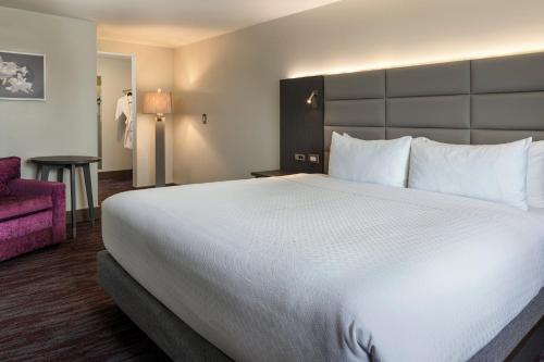 a large white bed in a hotel room at Crowne Plaza San Jose La Sabana by IHG in San José