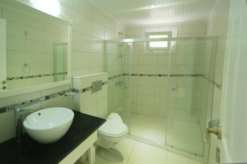 オルデニズにあるOrka Royal Hills Apartmentsのバスルーム(洗面台、トイレ、シャワー付)