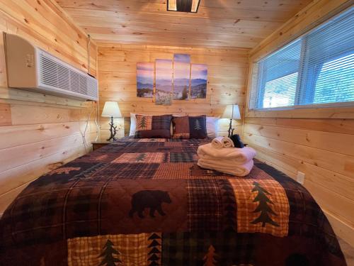 Ένα ή περισσότερα κρεβάτια σε δωμάτιο στο Newly Remodeled Motel in Gatlinburg!