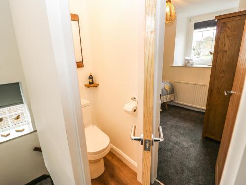 un bagno con wc e finestra di April Cottage a Keighley
