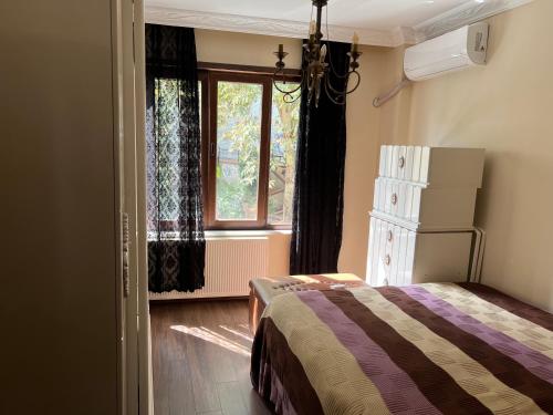 イスタンブールにあるGalataportのベッドルーム(ベッド1台、窓付)