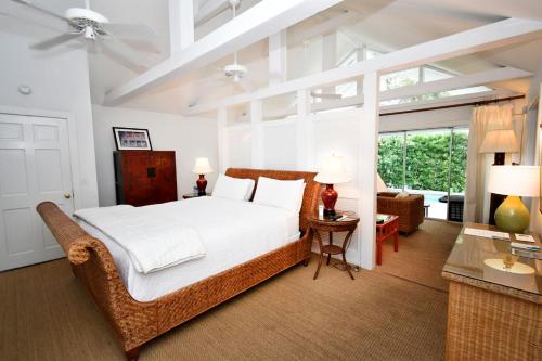 Ένα ή περισσότερα κρεβάτια σε δωμάτιο στο Simonton Court Historic Inn & Cottages
