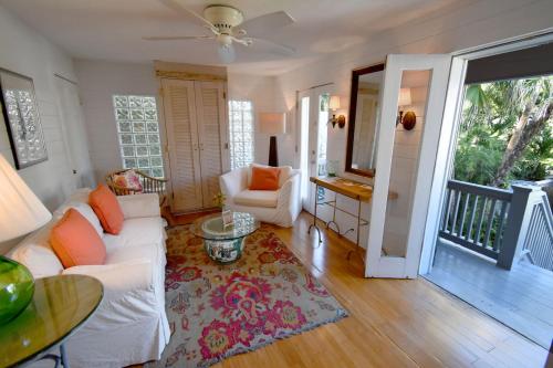 Χώρος καθιστικού στο Simonton Court Historic Inn & Cottages