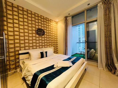 sypialnia z dużym łóżkiem i dużym oknem w obiekcie 3 bedroom marina beach view apartment skyview tower marina w Dubaju