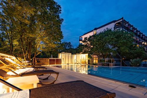 Bazén v ubytování Thermenhotel Apollo nebo v jeho okolí