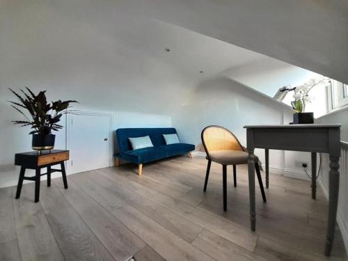 Posezení v ubytování Sea View Cottage in Dorset, Portland