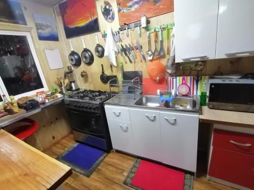 a kitchen with a stove and a sink at Globertrotters in Castro