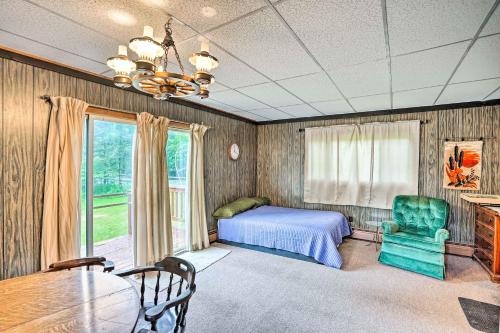 1 dormitorio con cama, mesa y ventana en Secluded Getaway Less Than 10 Mi to Saratoga Springs!, en South Corinth