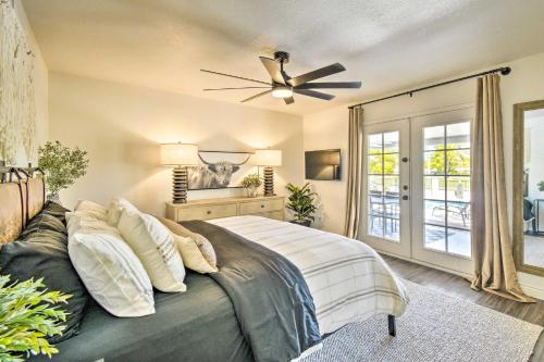 Säng eller sängar i ett rum på Modern Phoenix Home Poolside Family Retreat!