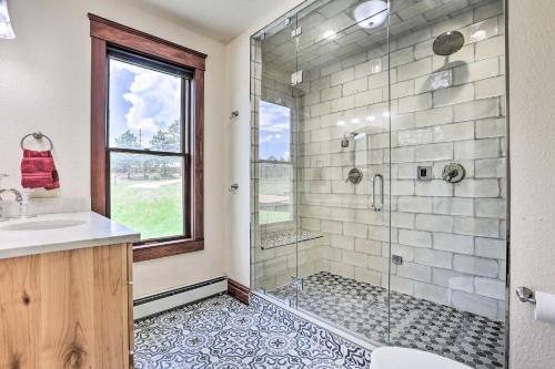 ein Bad mit einer Dusche und einem Waschbecken in der Unterkunft Conifer Charmer with Spectacular View on 100 Acres! in Conifer