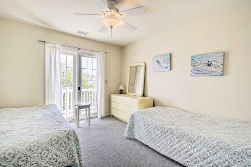 1 dormitorio con 2 camas y ventilador de techo en Ocean City Family Getaway about Qtr-Mi to Beach!, en Ocean City