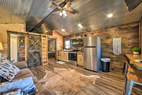 Rustic Dog-Friendly Cabin with Deck and Fire Pit! – Photos 4
