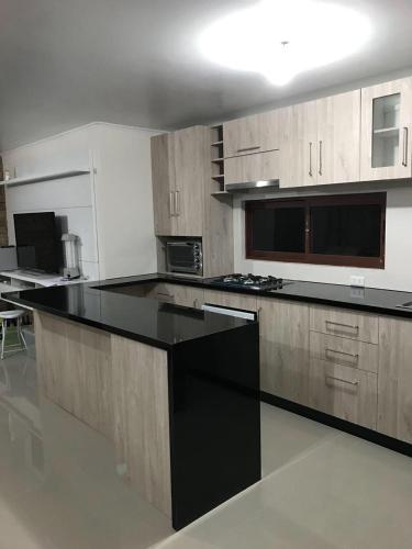 Кухня или мини-кухня в Los Quenes River Lodge
