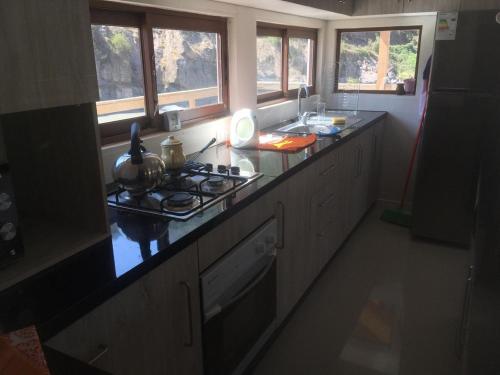Кухня или мини-кухня в Los Quenes River Lodge
