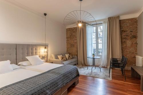 um quarto com uma cama grande e uma sala de estar em Habitaciones Apartamento B&B Plaza Nueva 8 em Bilbao