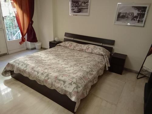Un dormitorio con una cama con una manta. en Aleutine, en Lido di Ostia