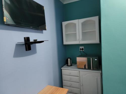 Μια τηλεόραση ή/και κέντρο ψυχαγωγίας στο Hasate Guest House ,4 st james street Oakdale Belliville Cape Town South Africa