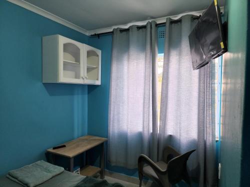 Μια τηλεόραση ή/και κέντρο ψυχαγωγίας στο Hasate Guest House ,4 st james street Oakdale Belliville Cape Town South Africa
