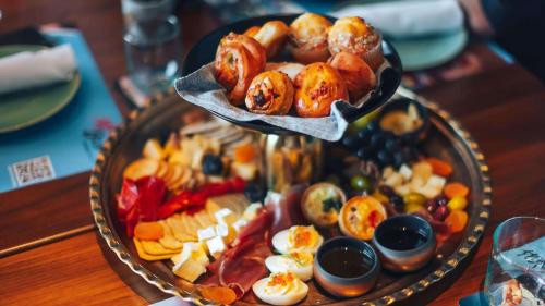Makanan di atau berdekatan hotel