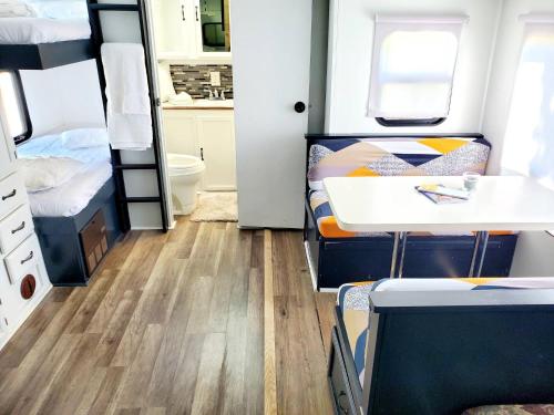 ドーバーにあるWildwood Camper De Sleeps 6-7,の小さな客室で、二段ベッド2台、シンクが備わります。