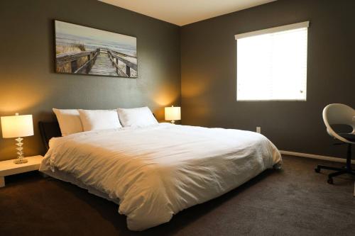 的住宿－Cheerful 4 Bedroom Entire House Lots Of Open Space，卧室设有一张白色大床和一扇窗户。