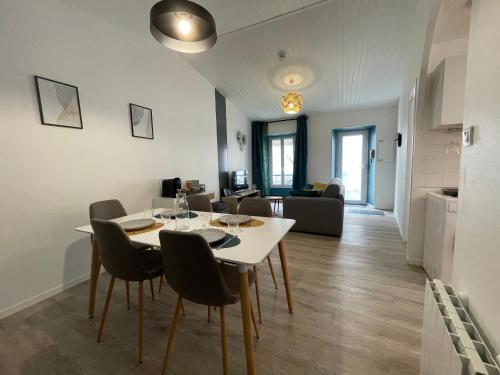 une salle à manger et un salon avec une table et des chaises dans l'établissement L'escapade de Rompsay Cosy & Moderne, à La Rochelle