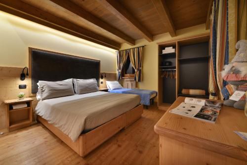 a bedroom with a large bed in a room at Hotel San Giovanni in Livigno