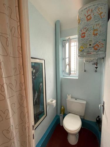 une salle de bain avec toilettes et fenêtre dans l'établissement Castillon - Maritime Alpes, à Castillon