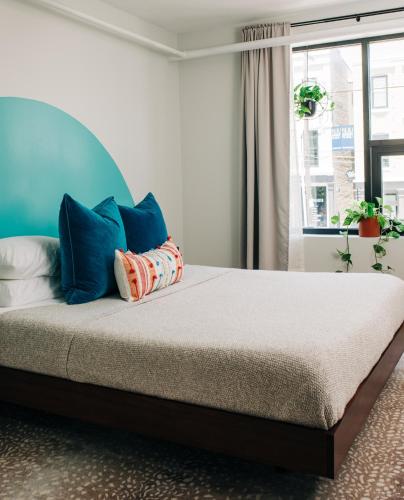 Postel nebo postele na pokoji v ubytování Stellar Suites