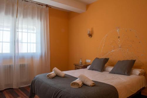 1 dormitorio con 2 camas y toallas. en Hostal Galicia, en Monforte de Lemos