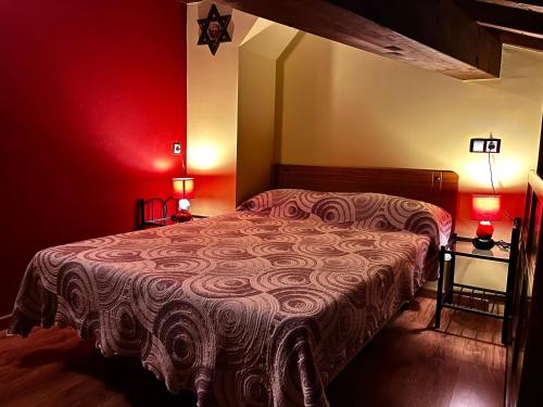 埃爾瓦斯的住宿－La Estrella de David, Apartamentos Rurales，一间卧室设有一张带红色墙壁的大床