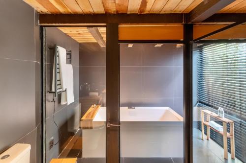 a bathroom with a sink and a bath tub at Ort Hotel in Campos do Jordão