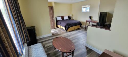 Ένα ή περισσότερα κρεβάτια σε δωμάτιο στο North Shore Wayside Inn