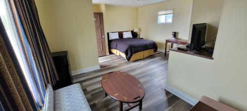 Säng eller sängar i ett rum på North Shore Wayside Inn