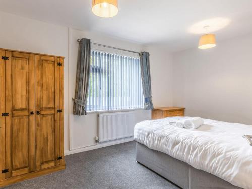 1 dormitorio con cama y ventana grande en Avon Lock Cottage - Uk34125 en Tewkesbury