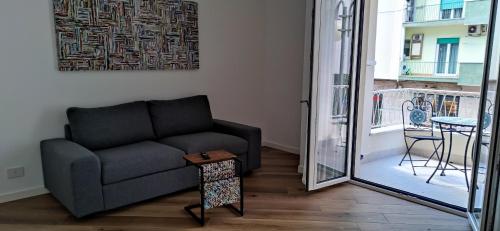 uma sala de estar com um sofá e uma varanda em Guest House Josephine em Salerno