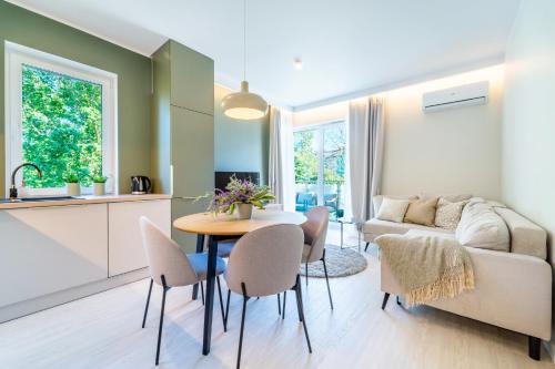 Posedenie v ubytovaní Unique View Apartment - 3pok, 4 łóżka, widok na rzekę, centrum, Netflix, parking, winda